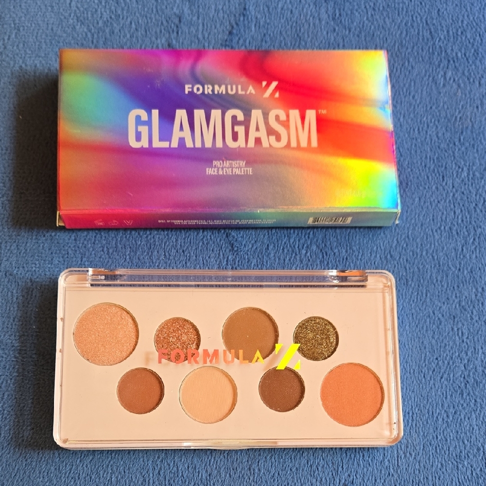 Gold and Brown Eyeshadow Palette with Matte and Shimmer Finishes